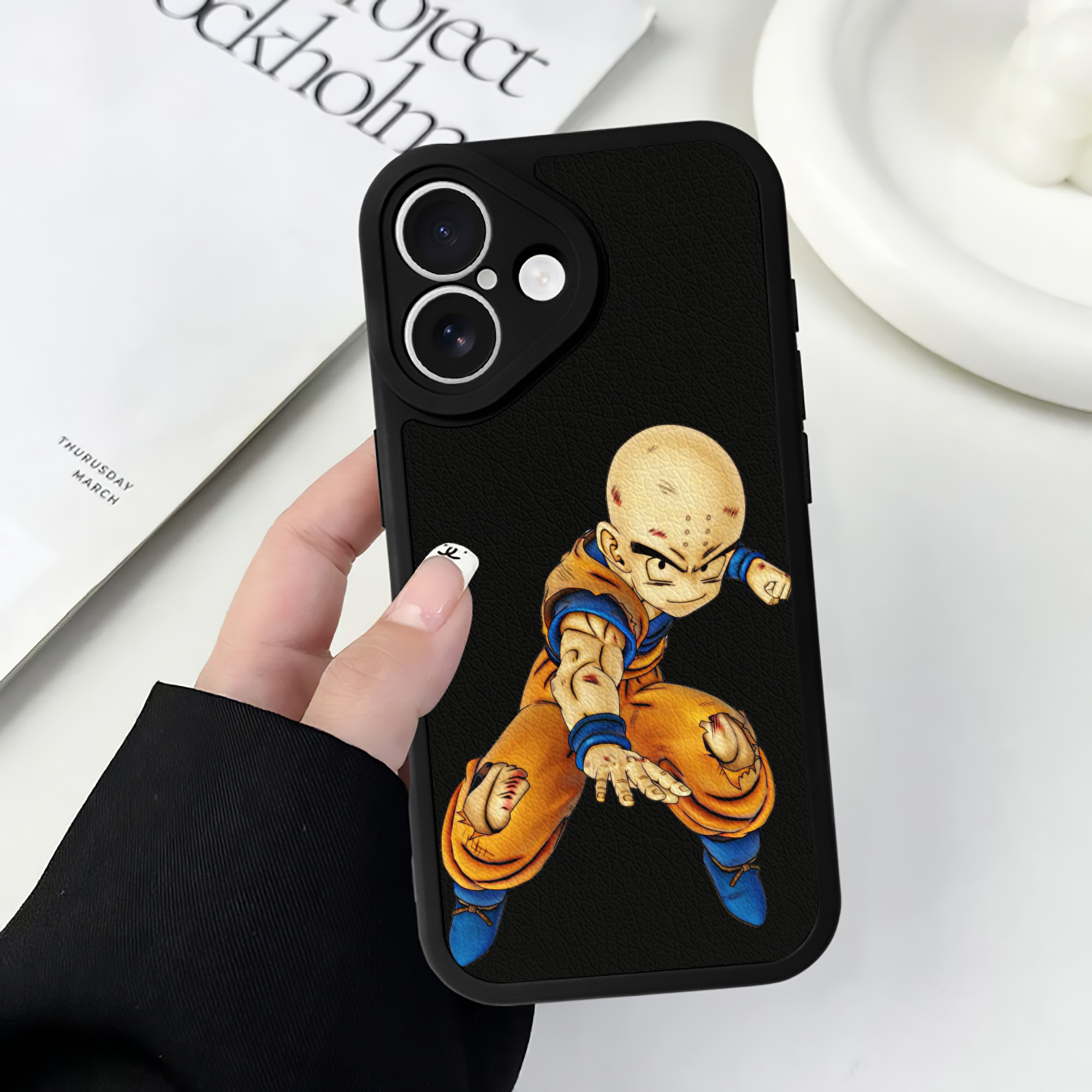 （画像用） ドラゴンボール クリリン DRAGON BALL krillin 【iPhone 16シリーズ対応】シリコンスマホケース（レザー調） 材質：シリコン